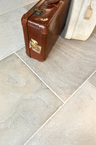 Chateaux Gris Antiqued Limestone image 9