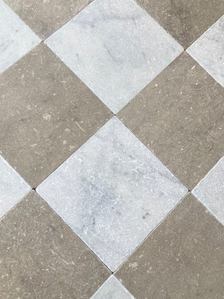 Olivestone Tumbled Limestone and Carrara Tumbled Marble Chequer image 2